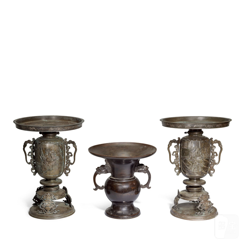 江戶/明治時代 銅嵌銀薄端一對及瓶一件 | A PAIR OF SILVER-INLAID BRONZE USUBATA AND A BRONZE FLOWER VASE - 图3
